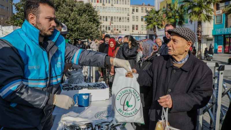 Kaçak avlanılan balıklar vatandaşa dağıtıldı