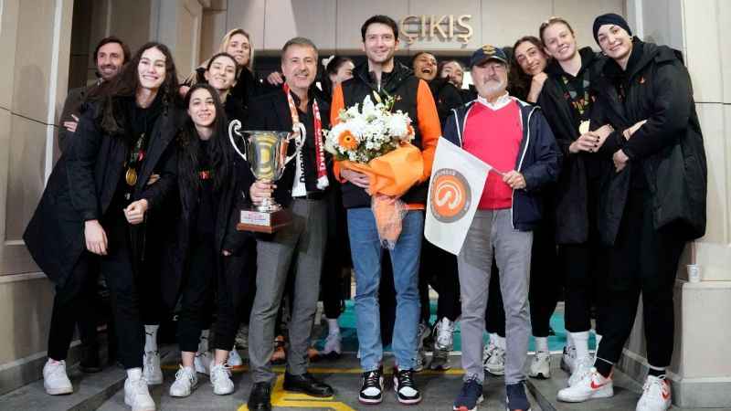 Dünya şampiyonu Eczacıbaşı Dynavit, yurda döndü