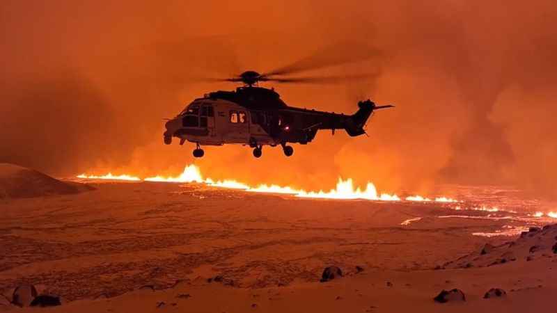 İzlanda’da yanardağ patladı