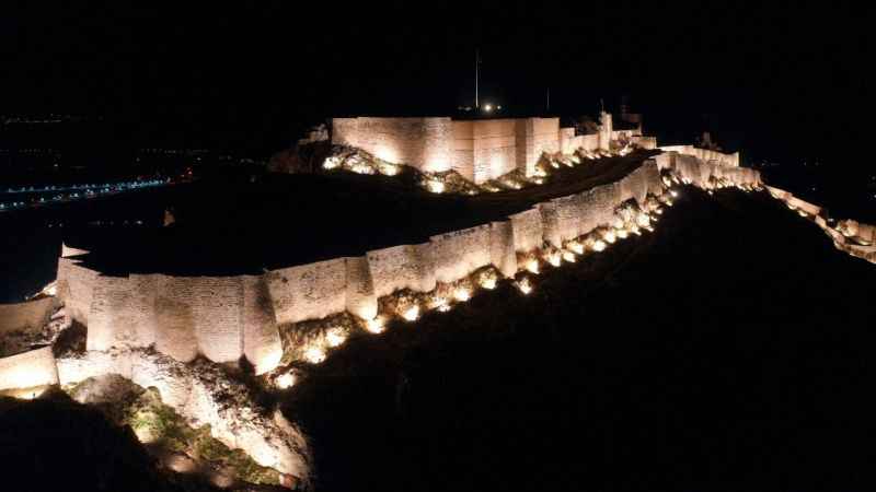 Van Kalesi yeni haliyle ışıl ışıl görünüyor