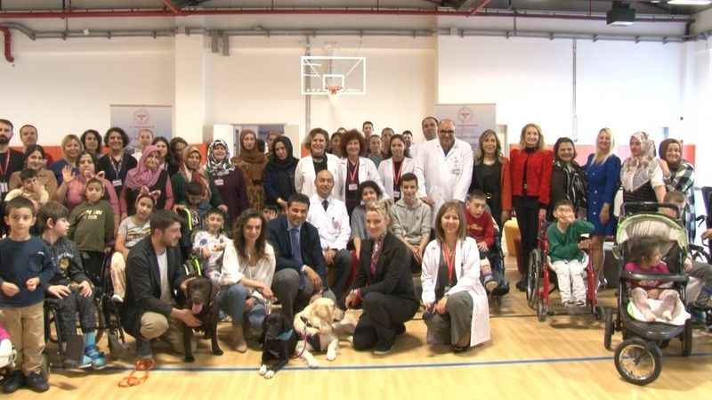 Özel eğitimli köpekler hastalara terapide yardımcı oluyor Özel eğitimli köpekler hastalara terapide yardımcı oluyor