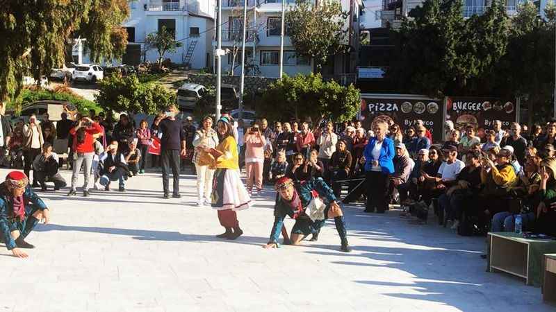 Yunan sanatçı, Zeybek Türküsü ‘Umar Ali’yi seslendirdi