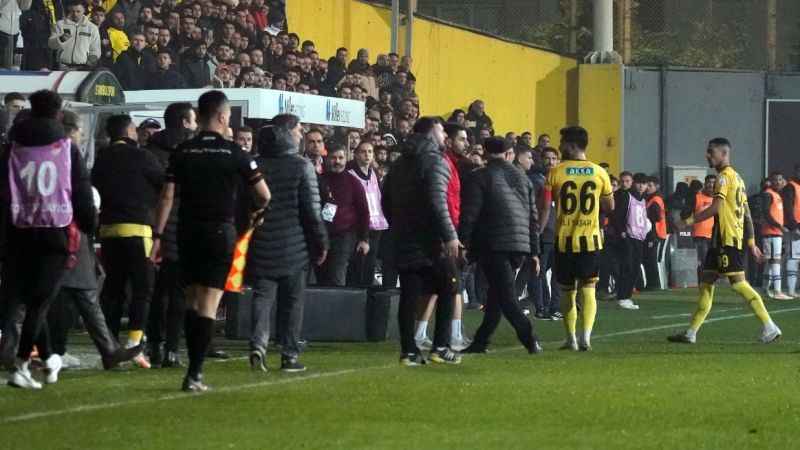 İstanbulspor Başkanı Ecmel Faik Sarıalioğlu, takımı sahadan çekti