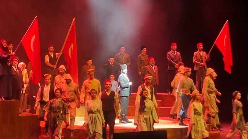 Bakan Tekin, MEB'in düzenlediği tiyatro oyununu izledi