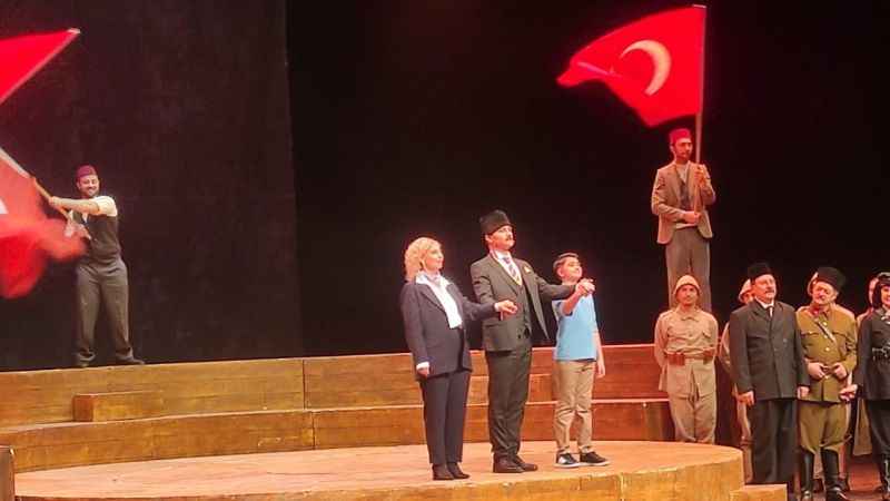 Bakan Tekin, MEB'in düzenlediği tiyatro oyununu izledi