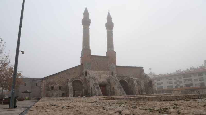 8 asırlık medreseye sprey boyayla yazı yazanlara ceza