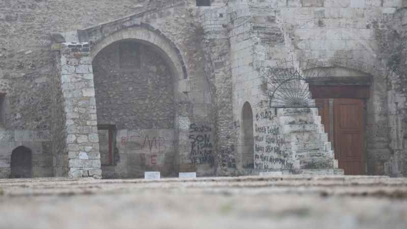 8 asırlık medreseye sprey boyayla yazı yazanlara ceza