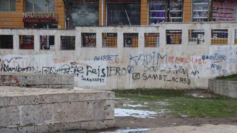 8 asırlık medreseye sprey boyayla yazı yazanlara ceza