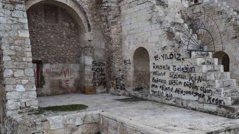 8 asırlık medreseye sprey boyayla yazı yazanlara ceza