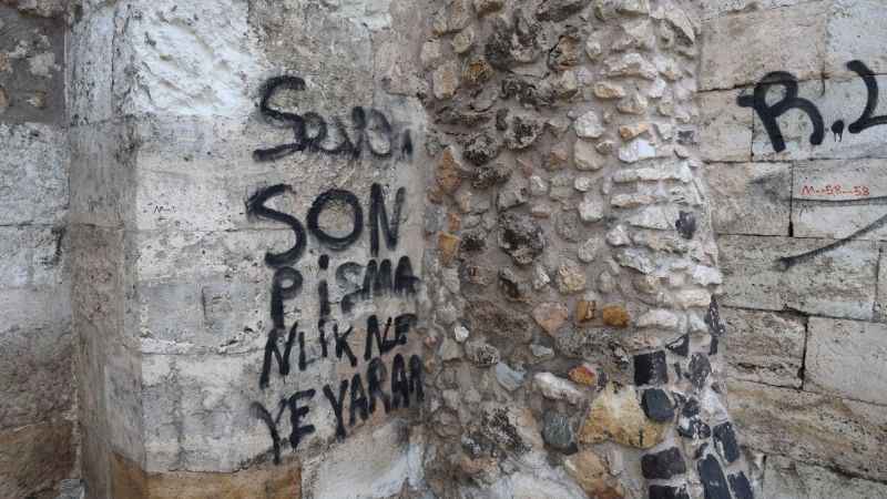 8 asırlık medreseye sprey boyayla yazı yazanlara ceza