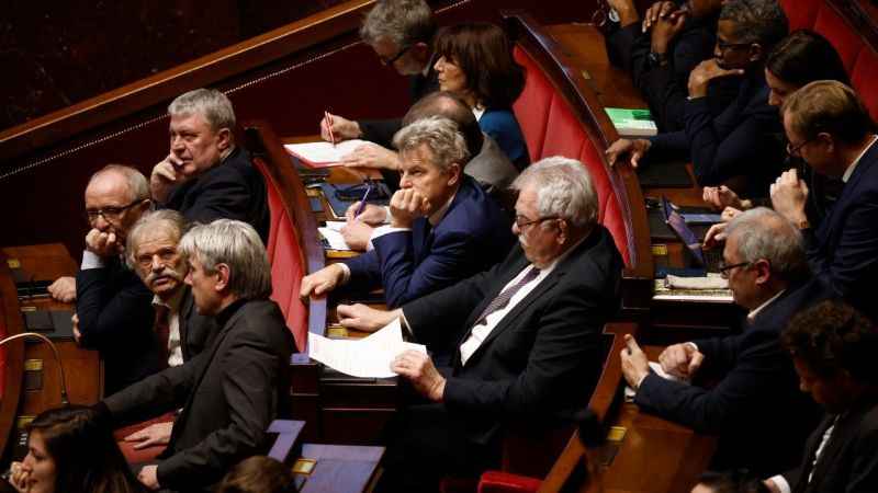 Fransa'da tartışmalı göç yasası kabul edildi