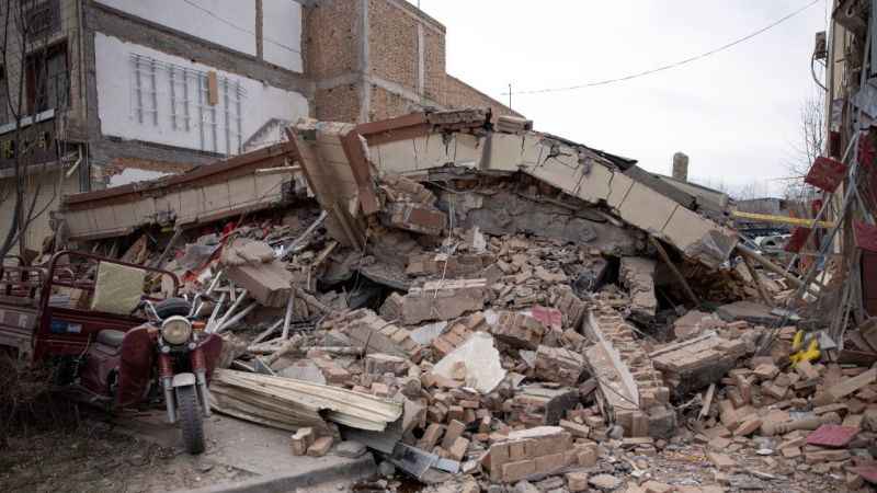 Çin'deki deprem felaketindeki can kaybı 135'e yükseldi