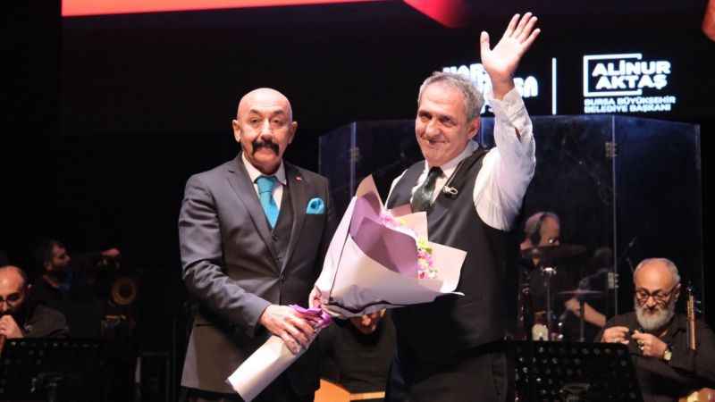 Yavuz Bingöl Bursa'da türkülerle sahnedeydi