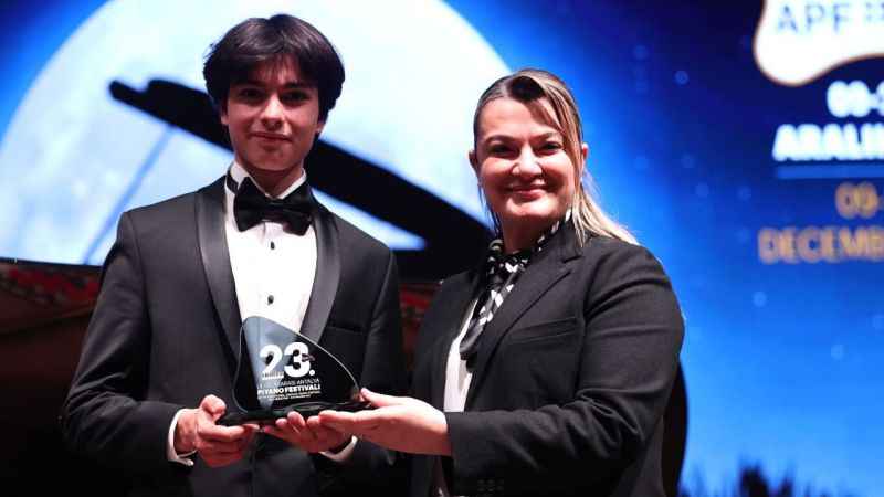 16 yaşındaki piyano sanatçısı kendine hayran bıraktı