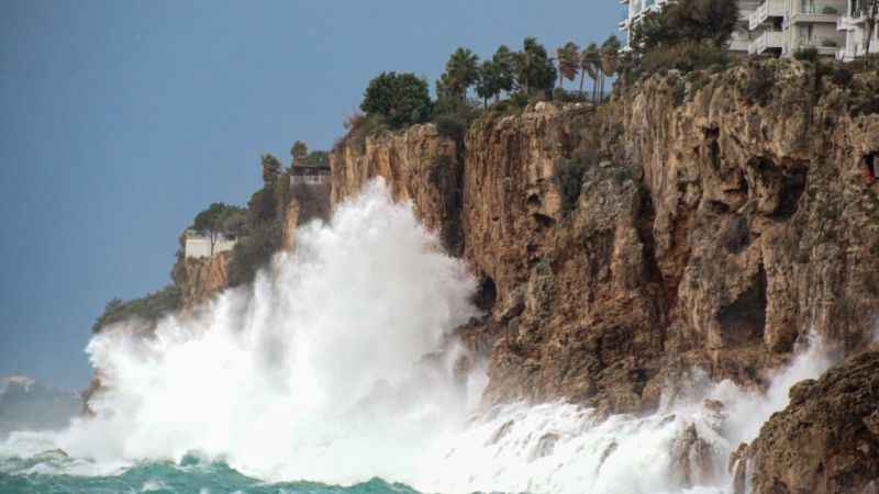 ‘Turuncu’ kod verilen Antalya’da falezlere çarpan dev dalgalar 30 metre havaya yükseldi