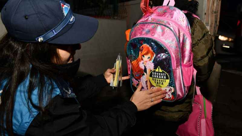 Ankara Büyükşehir Belediyesinden öğrencilere reflektörlü çıkartma ve kol bandı