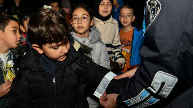 Ankara Büyükşehir Belediyesinden öğrencilere reflektörlü çıkartma ve kol bandı