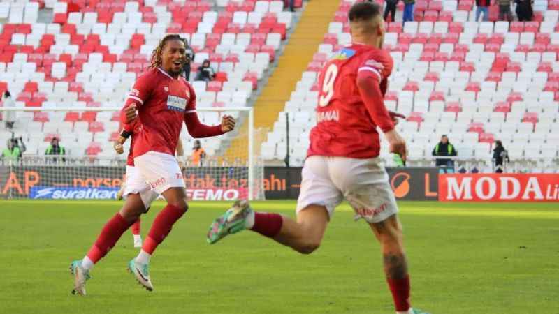 Sivasspor evinde ilk galibiyeti İstanbulspor karşısında aldı