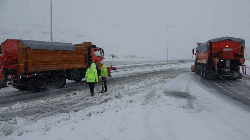 Bitlis’te kar yüzünden 100’e yakın araç yolda kaldı