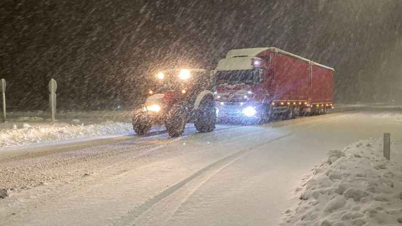 Ilgaz Dağı'nda yolda mahsur kalan araçlar traktörlerle çekildi