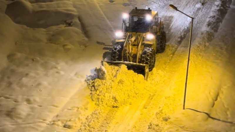 Yüksekova'da 30 santimlik kar hayatı olumsuz etkiledi