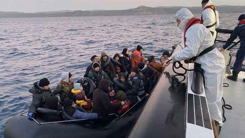 Ayvalık'ta üç ayrı operasyonda 128 kaçak göçmen yakalandı