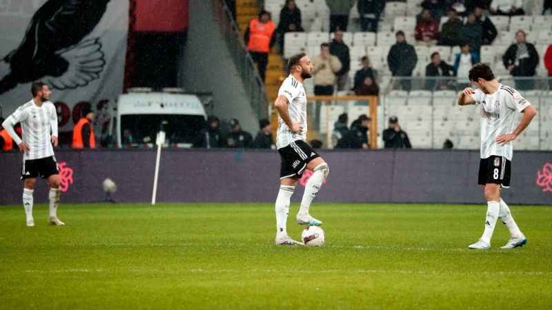 Beşiktaş ligin ilk yarısını zirvenin 15 puan gerisinde tamamladı