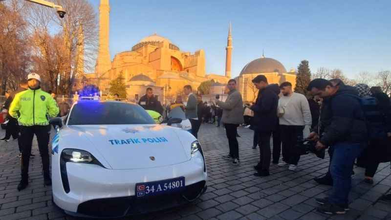 Lüks polis araçlarına vatandaşlardan büyük ilgi