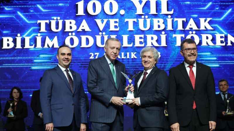 Prof. Dr. Ömer Özkan ödülünü Cumhurbaşkanı Erdoğan'dan aldı