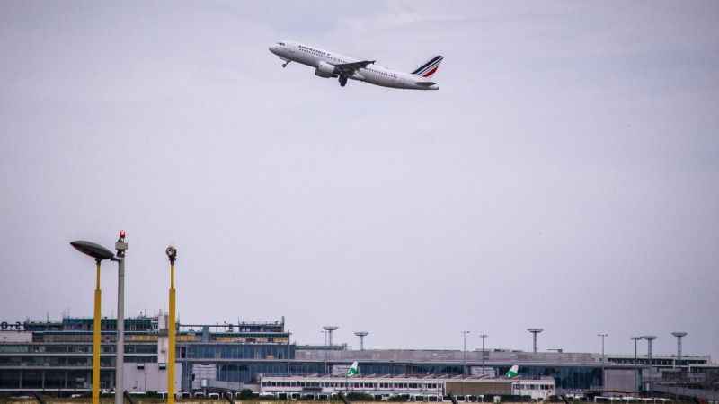 Uçağın iniş takımlarına gizlenerek Cezayir'den Fransa'ya uçtu