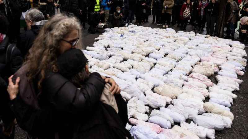 New York'ta kefenli bebek maketleriyle yürüyüş