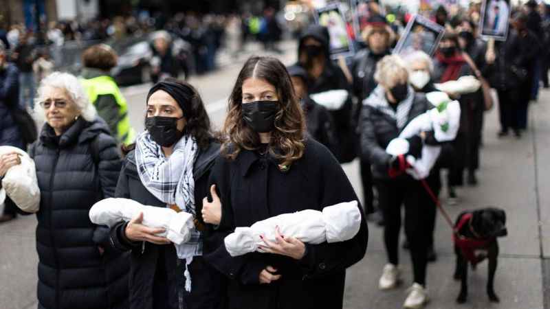 New York'ta kefenli bebek maketleriyle yürüyüş