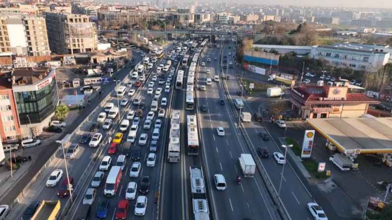 Metrobüs yolundaki çalışma trafiği durma noktasına getirdi
