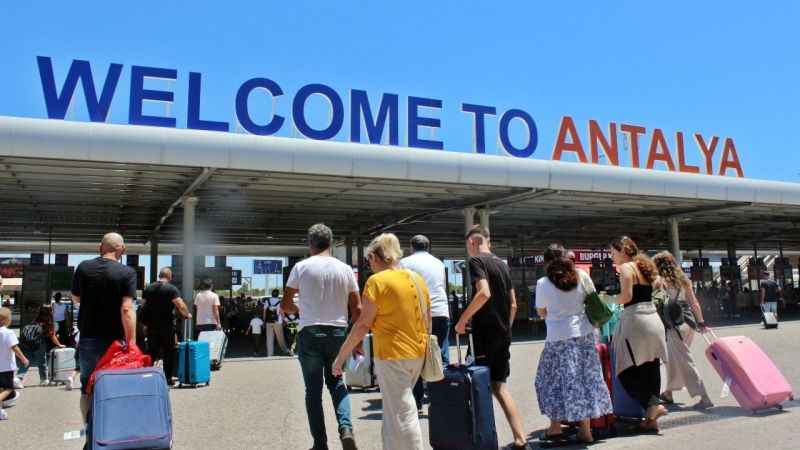 Antalya’ya yılın son haftasında hava yoluyla 121 bin 139 turist geldi