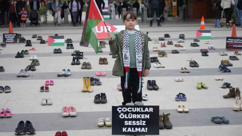 Kocaeli'de İsrail'in saldırılarına ayakkabılarla dikkat çekildi