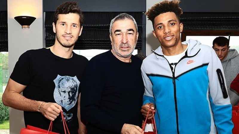 Feyyaz Uçar ve Samet Aybaba oyuncuların yeni yılını kutladı