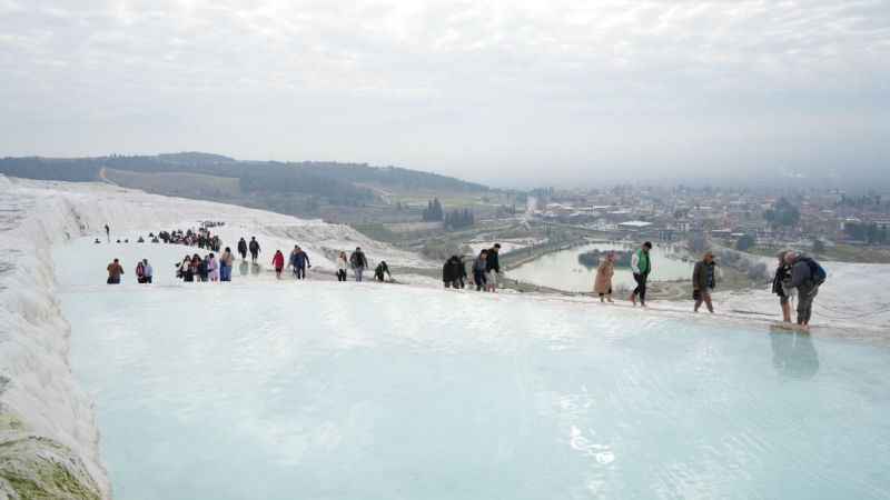 Pamukkale, yılın son gününde binlerce ziyaretçiyi ağırlayadı