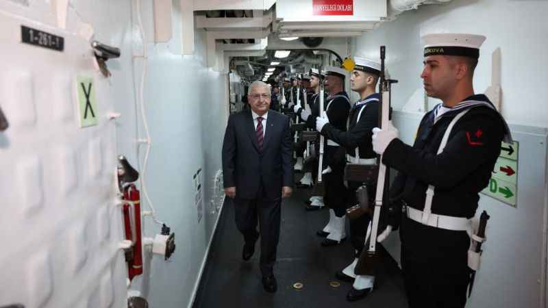 Bakan Güler ve beraberindekiler TCG GÖKOVA'daki denizcilerin yeni yılını kutladı