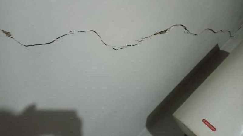 Hakkari'de iki depremde bazı evlerin duvarlarında çatlak oluştu