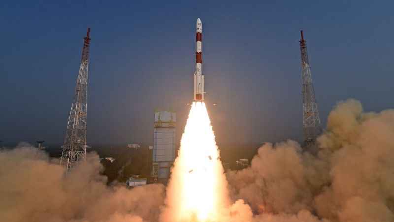 Hindistan gözlem uydusunu uzaya fırlattı