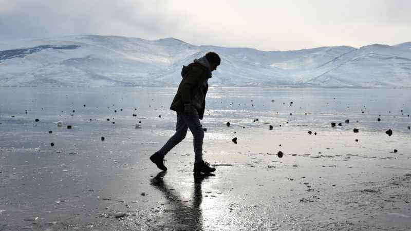 Çıldır Gölü buz tuttu, misafirlerini ağırlamaya başladı