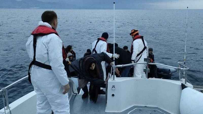 Sahil güvenlik Ayvalık açıklarında göçmenleri kurtardı