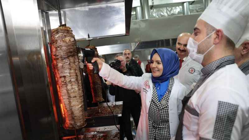 Bakan Göktaş aşevinde döner kesti