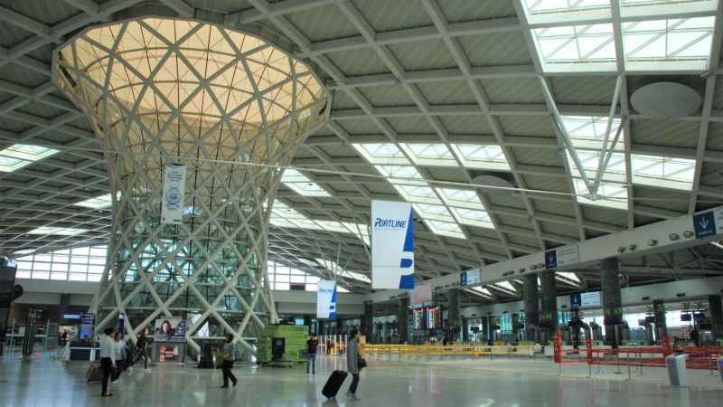 İzmir'de uçak seferlerine sis engeli