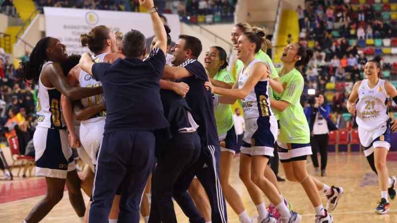 ING Kadınlar Türkiye Kupasını Fenerbahçe Alagöz Holding kazandı