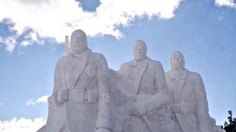 Kardan heykelleri bugün iki bakan açacak