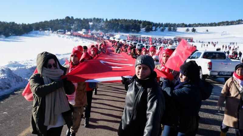 "Türkiye Şehitleriyle Yürüyor" etkinliğine binlerce kişi katıldı