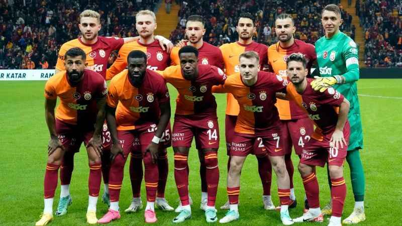 Okan Buruk üç genç futbolcuya forma verdi