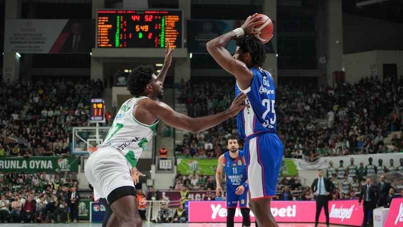 Anadolu Efes deplasmanda Bursaspor Info'yu mağlup etti