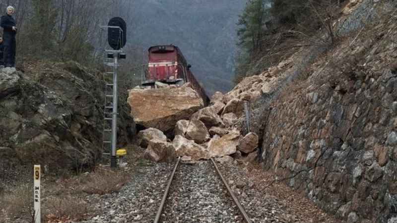 Kayalar demir yoluna düştü, yük treni raydan çıktı